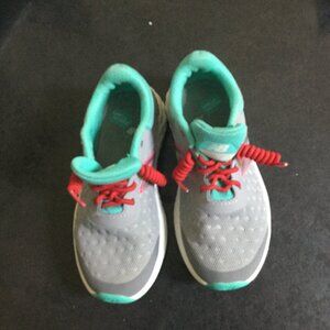 New Balance little girls sneakers size 11.5 gray with aqua excellent used shape